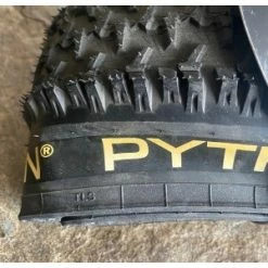 Pneu HUTCHINSON PYTHON 2 27,5x2.25 RaceRipost XC Tubeless Ready Souple -Promos Velo Sprinter Magasin pneu hutchinson python 2 275x225 raceripost xc tubeless ready souple 1